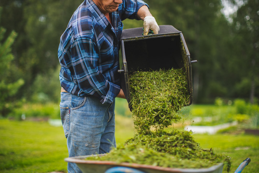 Emptying mower bag